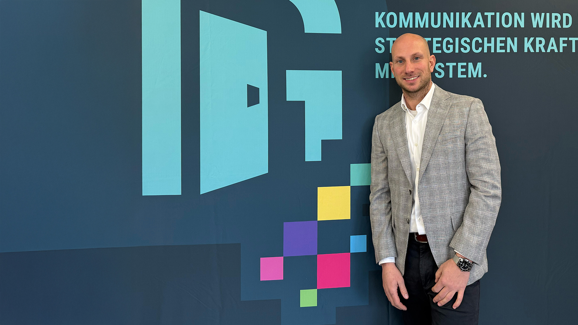 Der Gründer von Performance Gateway Pierre Groh vor einer Leinwand